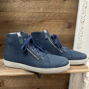 Cosyfeet Navy Leather High-Top Sneakers
Size: US 9 / EU 40 / UK 7
Never Worn